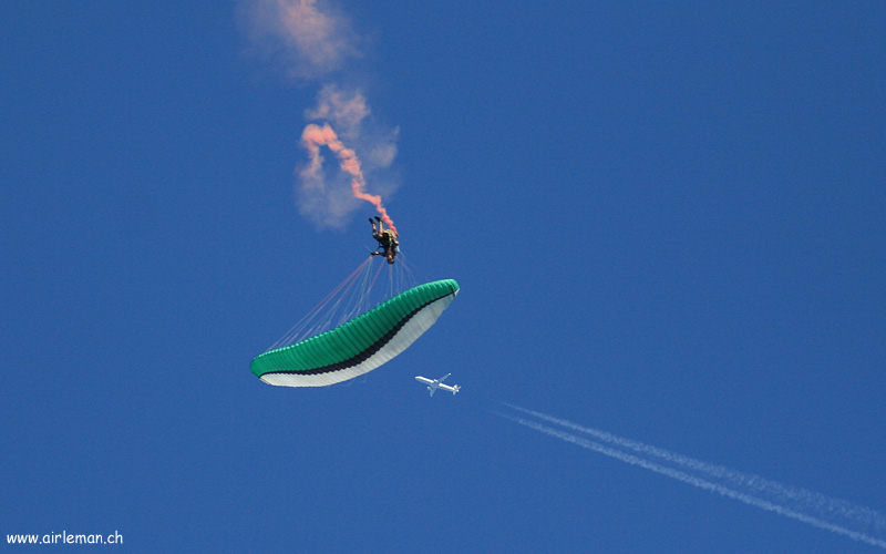IMAGE: http://www.eyesonsky.com/mig/albums/Fly-Parapente/Vertigo/2008/Part3/IMG_3984.jpg
